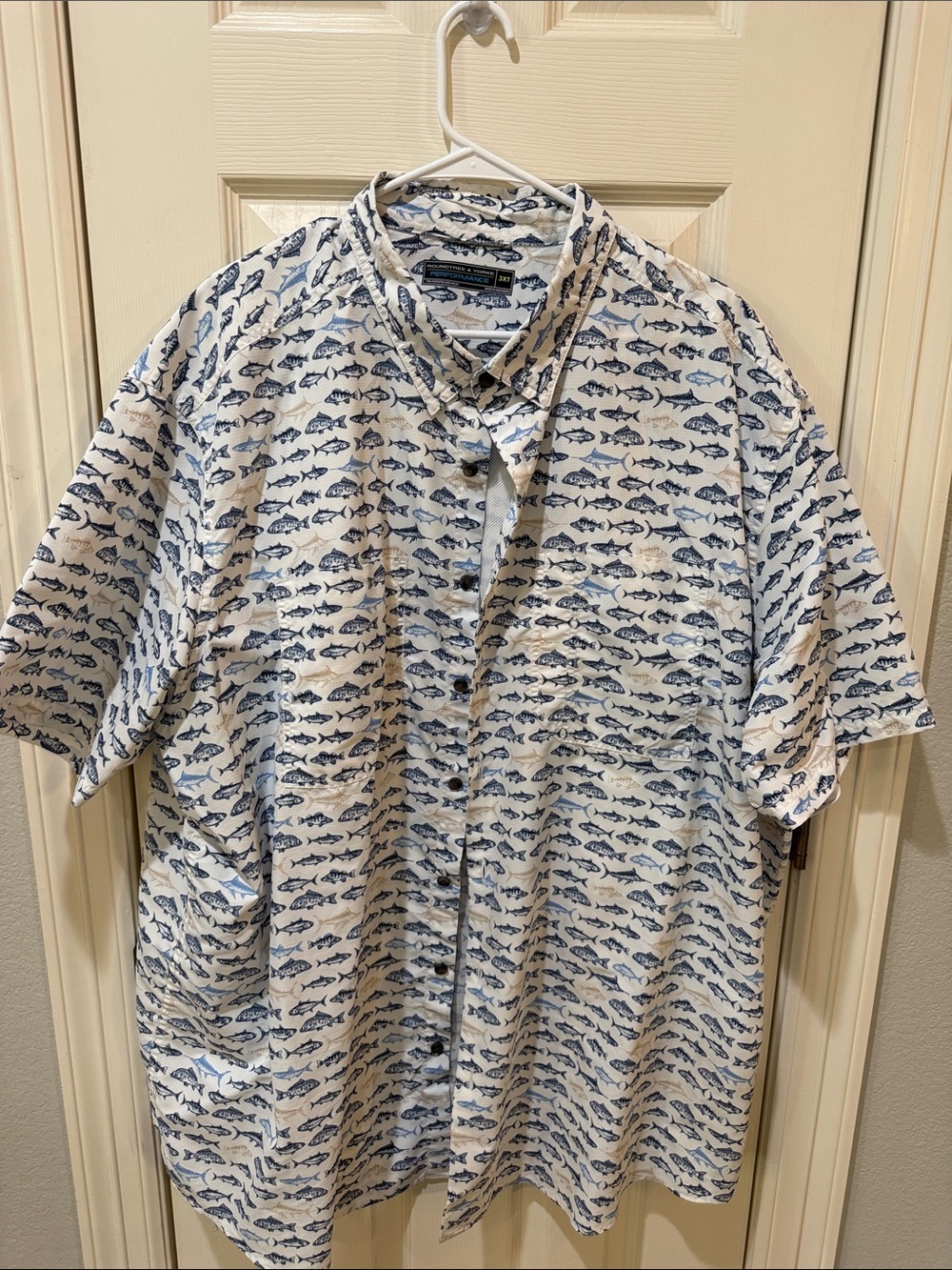 Roundtree & Yorke Short-Sleeve Fish Print Button-Down - White & Blue